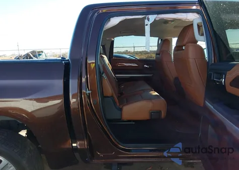 2017 Toyota Tundra 1794 5.7L V8 z USA, uszkodzony, nr VIN 5TFAW5F14HX665566